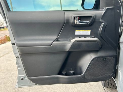 Used 2019 Toyota Tacoma TRD Off-Road AWD/4WD image 10