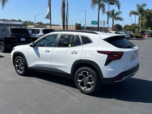 Used 2025 Chevrolet Trax LT w/ LT Convenience Package image 7