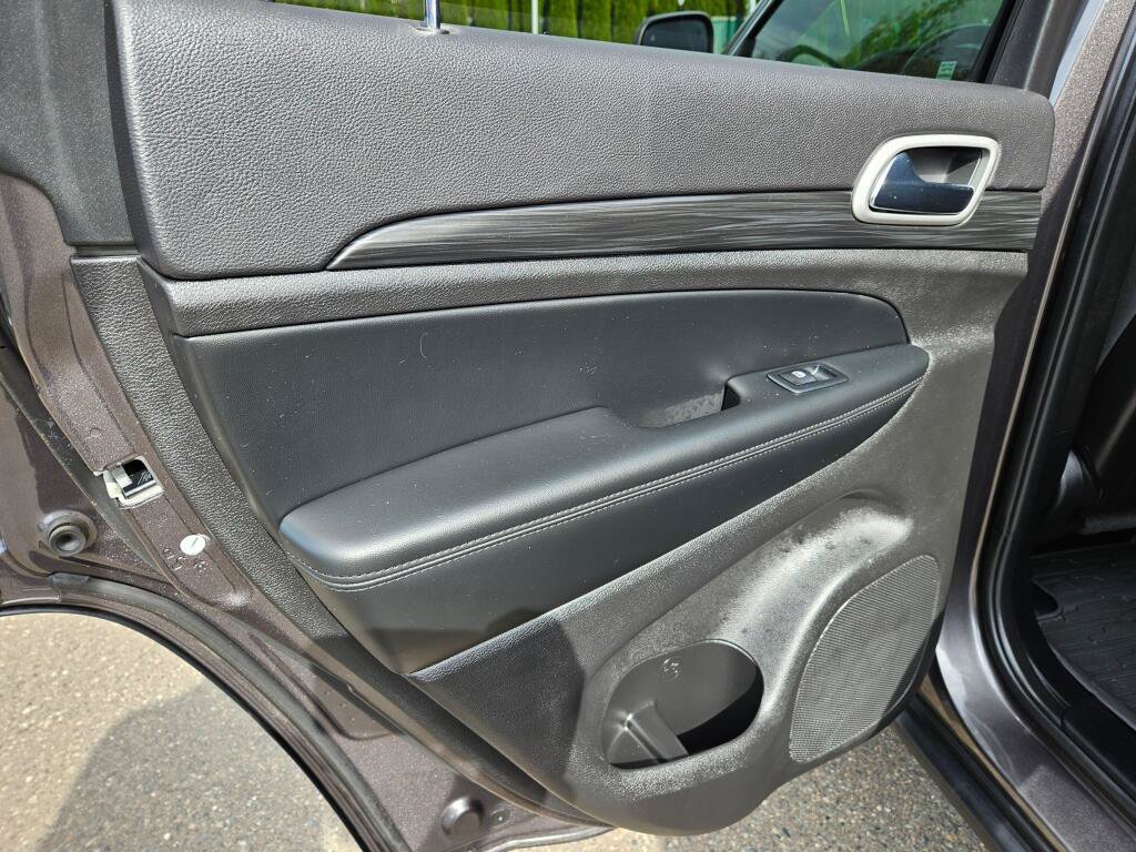 Used 2021 Jeep Grand Cherokee Laredo AWD/4WD image 15