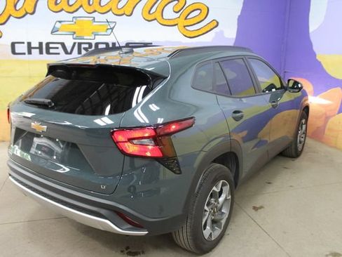 Used 2025 Chevrolet Trax LT FWD image 4
