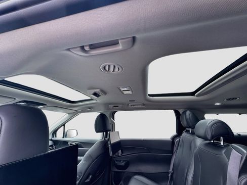 Certified 2025 Kia Carnival SX FWD image 25