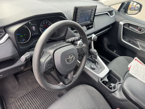 Used 2021 Toyota RAV4 XLE image 12
