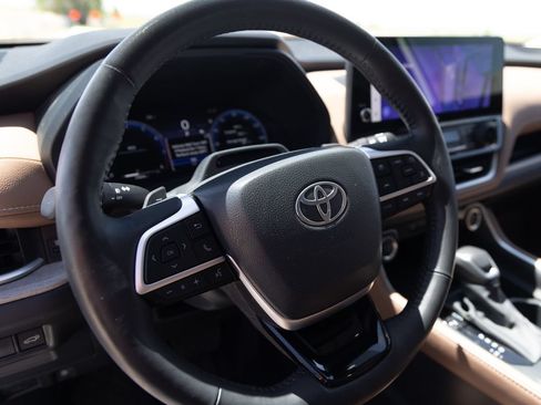 Used 2024 Toyota Grand Highlander AWD image 14