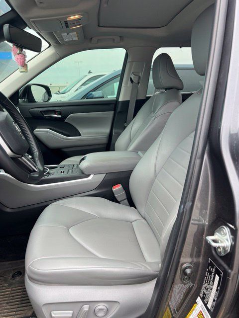 Used 2022 Toyota Highlander XLE AWD/4WD image 6