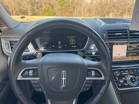 Used 2019 Lincoln Continental Select image 16