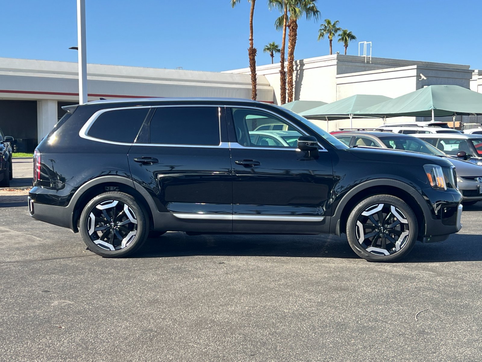 Used 2024 Kia Telluride EX w/ EX Captain's Chair Package FWD image 2