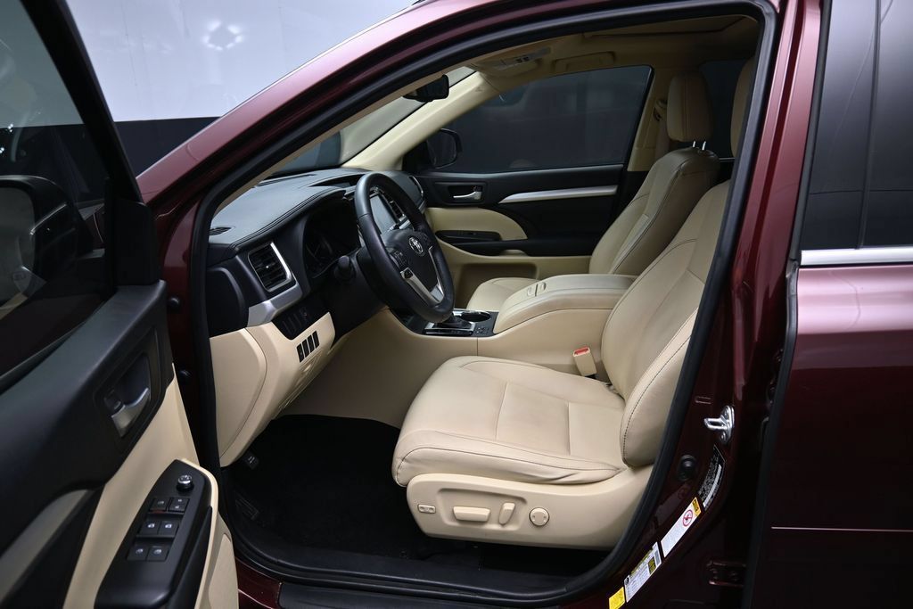 Used 2015 Toyota Highlander XLE AWD/4WD image 9