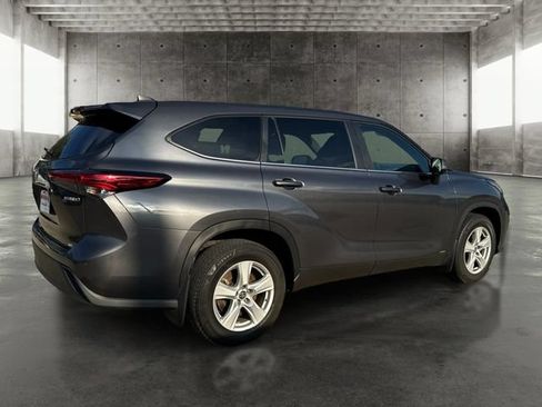 Used 2023 Toyota Highlander LE AWD/4WD image 5