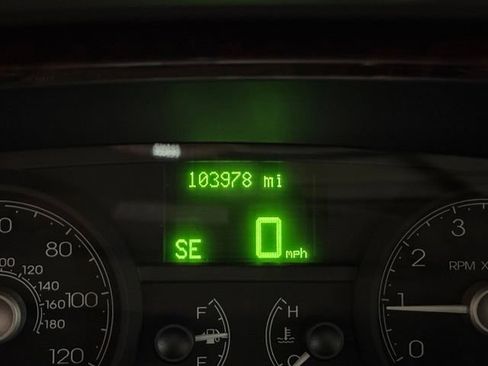 Used 2006 Lincoln Town Car Designer Series RWD image 17