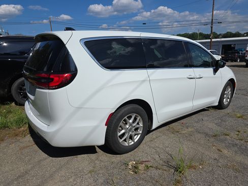 Used 2024 Chrysler Pacifica Touring-L FWD image 2