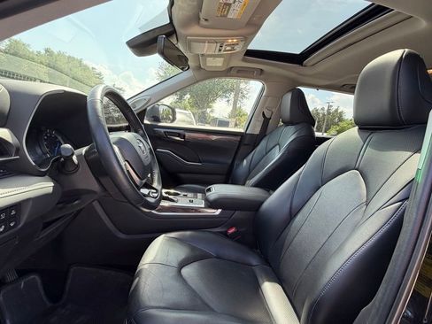 Used 2022 Toyota Highlander Limited FWD image 8