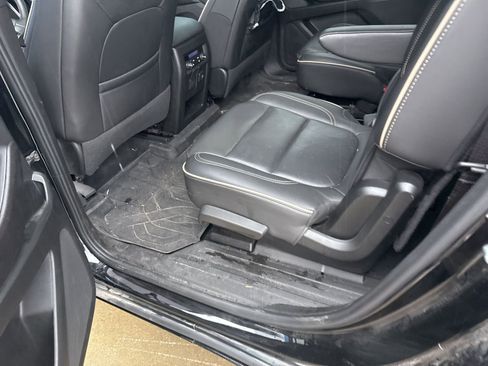 Used 2023 Chevrolet Traverse Premier w/ Redline Edition FWD image 11