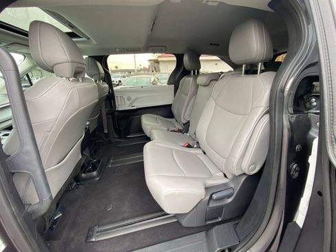 Used 2025 Toyota Sienna XLE image 29