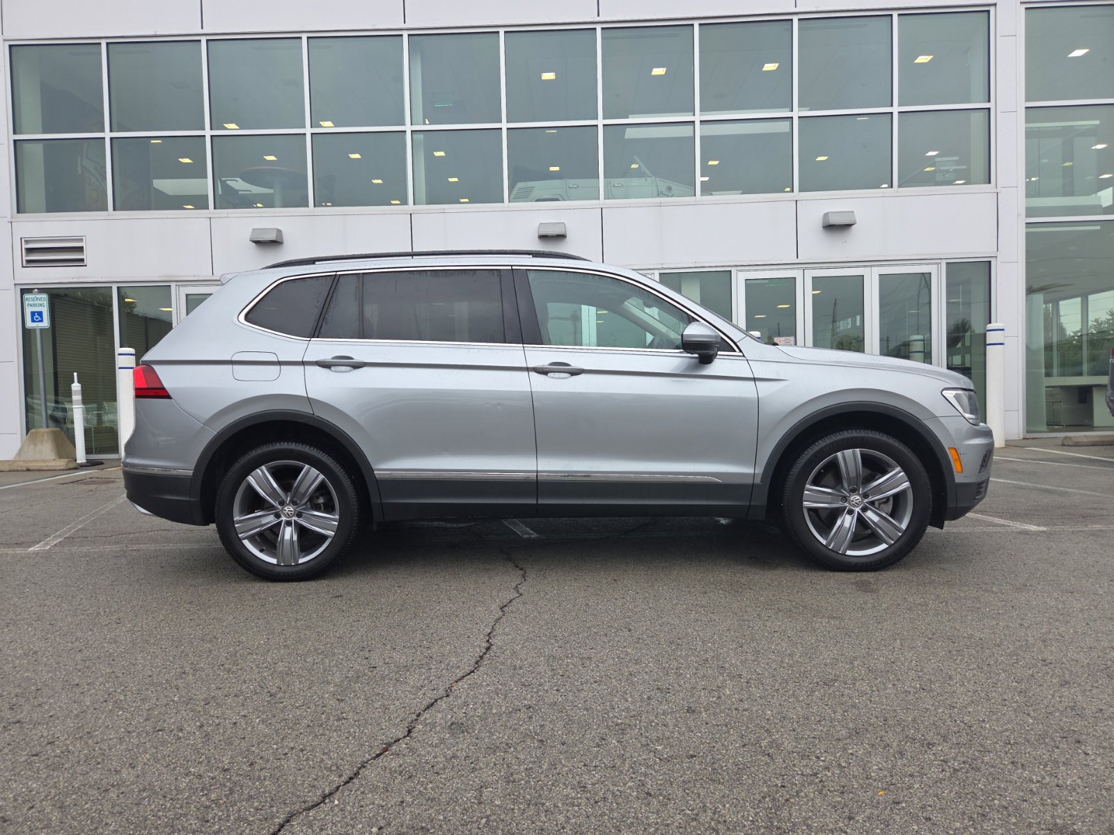 Used 2020 Volkswagen Tiguan SE w/ Panoramic Sunroof Package AWD/4WD image 2