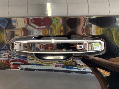 Used 2023 Chevrolet Suburban Premier AWD/4WD image 19
