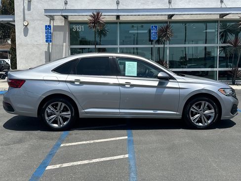 Used 2022 Volkswagen Jetta SE w/ Panoramic Sunroof Package FWD image 3