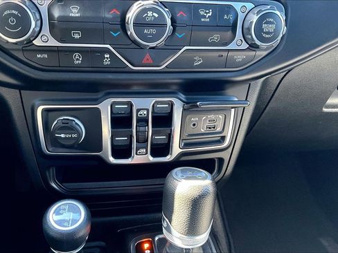 Used 2020 Jeep Wrangler Unlimited Sahara image 16