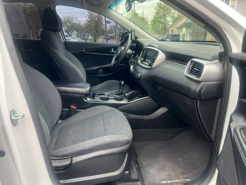 Used 2018 Kia Sorento LX image 32