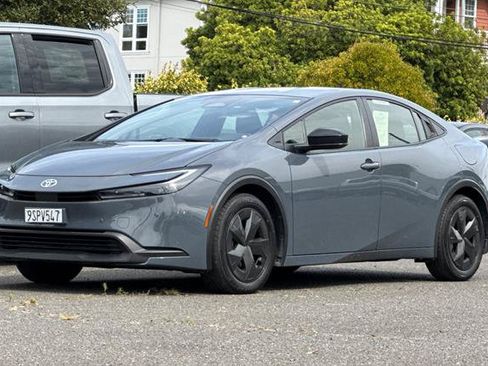Used 2025 Toyota Prius LE FWD image 7