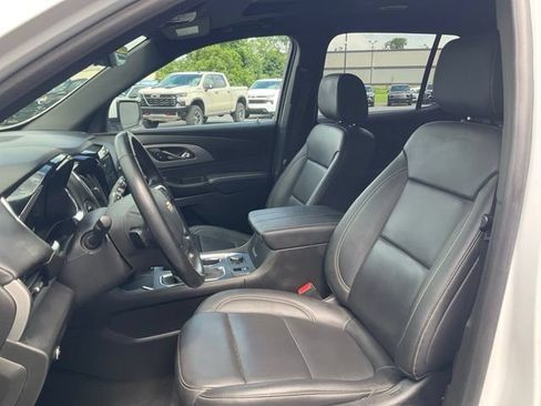 Used 2023 Chevrolet Traverse LT w/ LT Premium Package AWD/4WD image 2