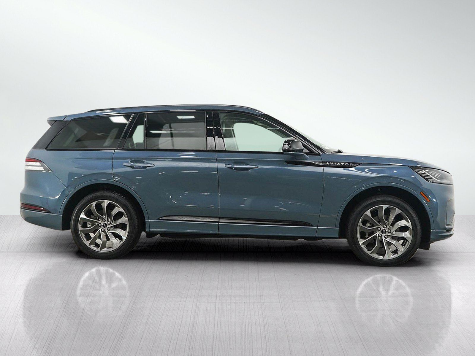 Used 2025 Lincoln Aviator AWD w/ Jet Appearance Package image 7