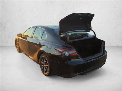 Used 2022 Toyota Camry XLE image 7