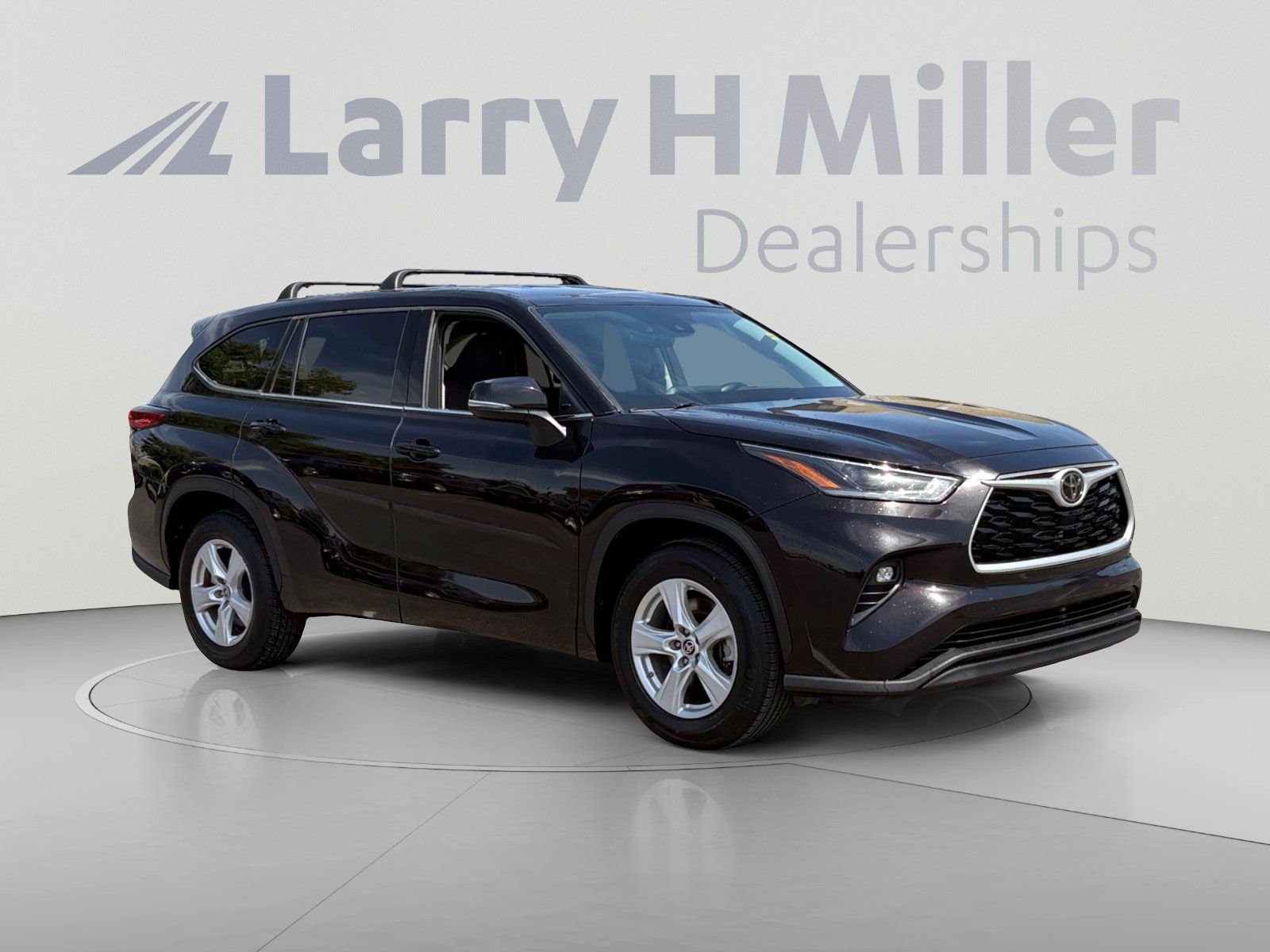 Used 2021 Toyota Highlander LE FWD image 7
