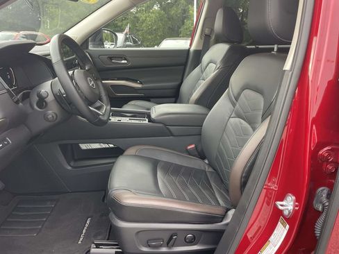 Used 2025 Nissan Pathfinder Platinum FWD image 15