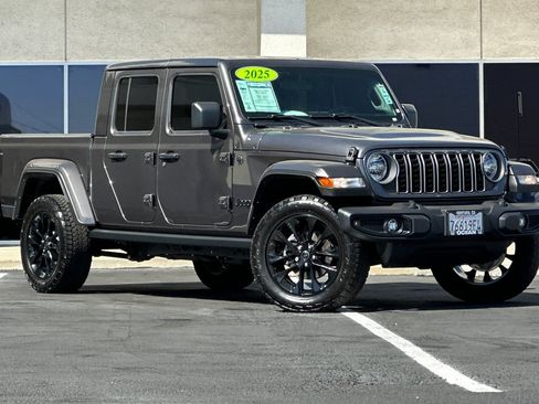 Used 2025 Jeep Gladiator Sport AWD/4WD image 2