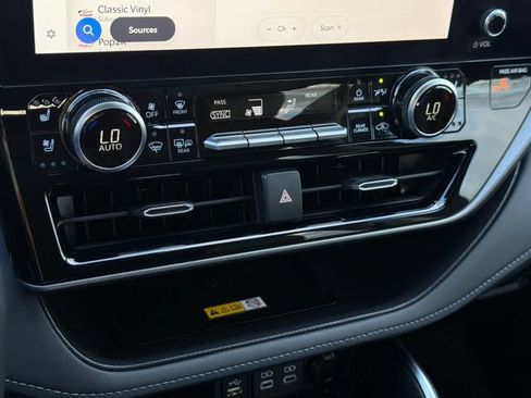 Used 2025 Toyota Highlander Limited FWD image 23
