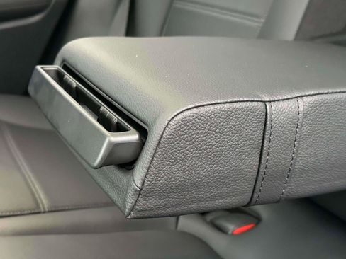 Used 2025 Mercedes-Benz GLC 350e 4MATIC image 10