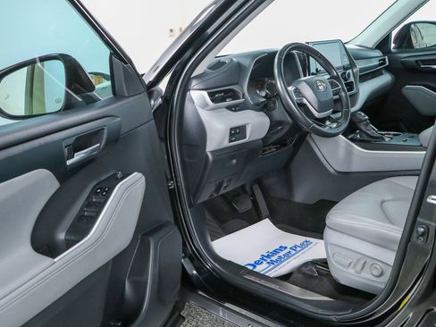 Used 2024 Toyota Highlander XLE FWD image 3