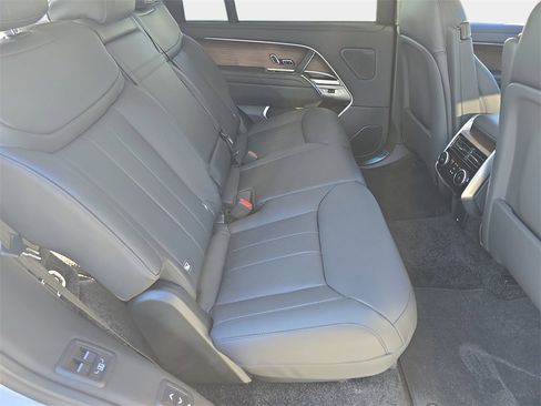 New 2025 Land Rover Range Rover Long Wheelbase SE image 11