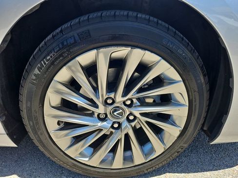 Used 2022 Lexus ES 300h w/ Accessory Package 2 FWD image 12