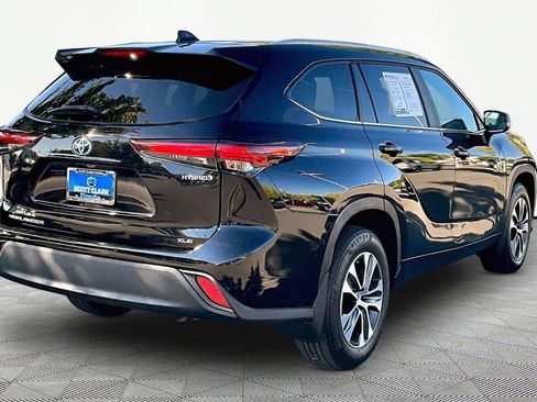 Used 2024 Toyota Highlander XLE AWD/4WD image 6