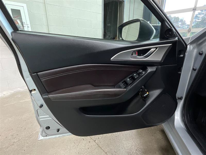 Used 2018 MAZDA MAZDA3 Touring FWD image 10