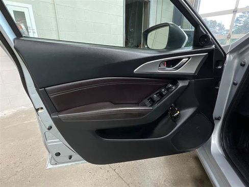 Used 2018 MAZDA MAZDA3 Touring FWD image 10