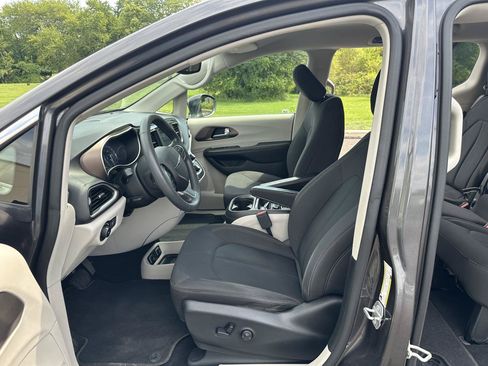 Used 2018 Chrysler Pacifica Touring Plus w/ Tire & Wheel Group FWD image 20