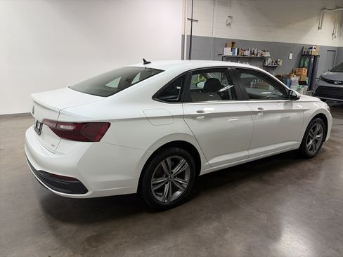 Certified 2023 Volkswagen Jetta SE FWD image 3