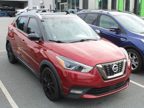 Used 2020 Nissan Kicks SR w/ Exterior Package FWD image 3
