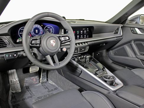 Used 2025 Porsche 911 Carrera image 4