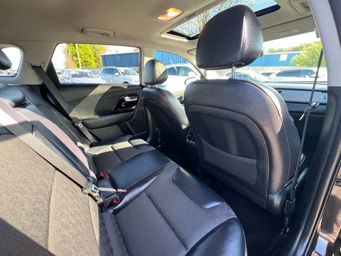 Used 2017 Kia Niro EX FWD image 13