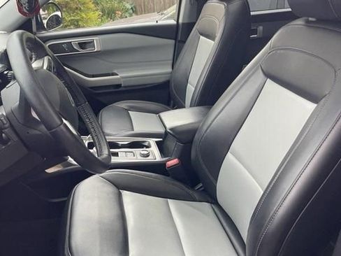 Used 2022 Ford Explorer XLT w/ Equipment Group 202A AWD/4WD image 14