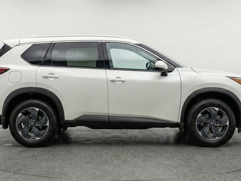 Used 2025 Nissan Rogue SV image 11