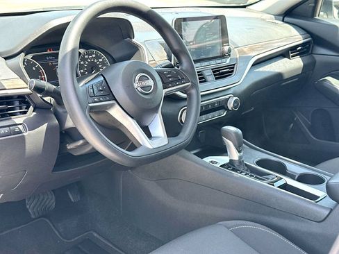 Used 2025 Nissan Altima 2.5 SV FWD image 18