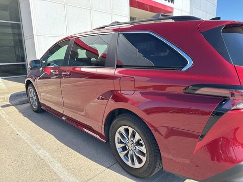 Used 2025 Toyota Sienna XLE image 5