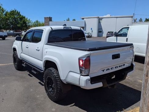 Used 2020 Toyota Tacoma TRD Sport w/ TRD Premium Sport Package AWD/4WD image 4