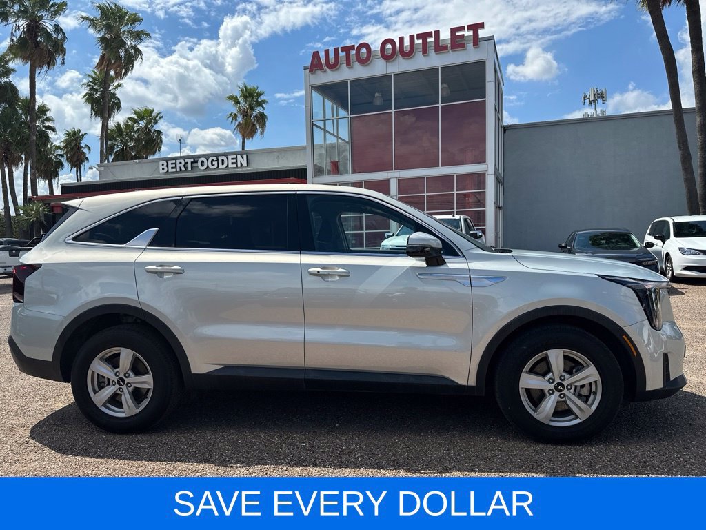 Used 2026 Kia Sorento LX FWD image 3