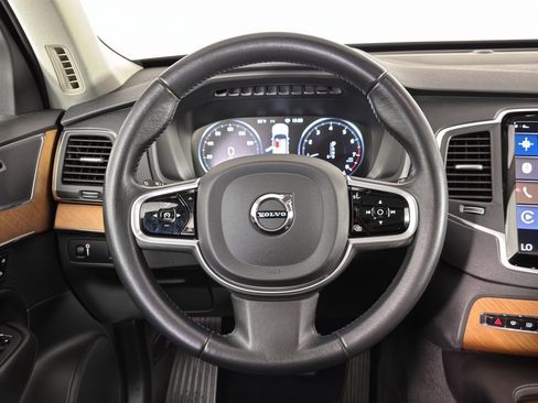 Used 2021 Volvo XC90 T6 Momentum w/ Protection Package Premier AWD/4WD image 10