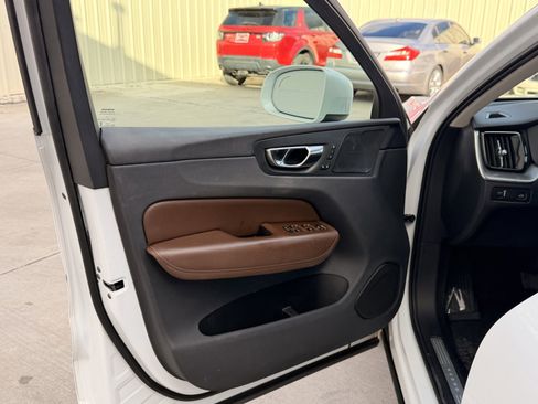 Used 2019 Volvo XC60 T5 Momentum w/ Multimedia Package image 11